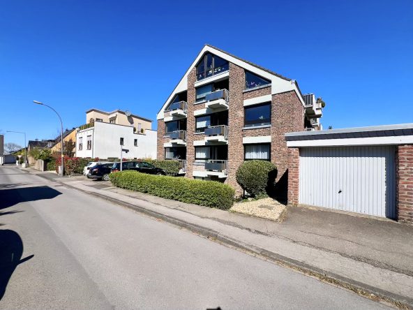 Aussenansicht vom Haus und der Garage