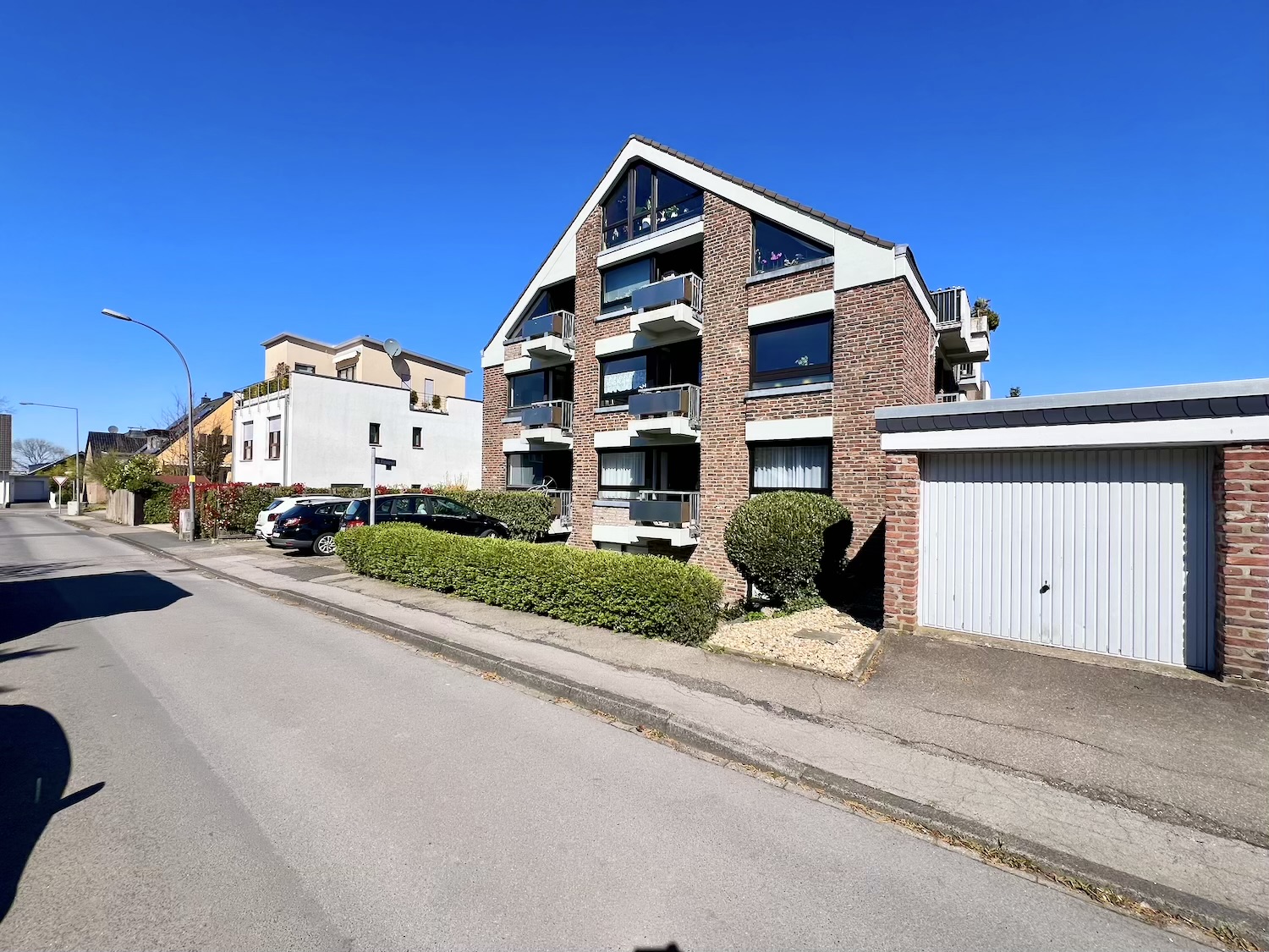 Aussenansicht vom Haus und der Garage