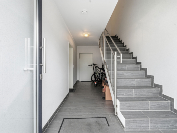 Hausflur mit Treppe und Fahrrädern