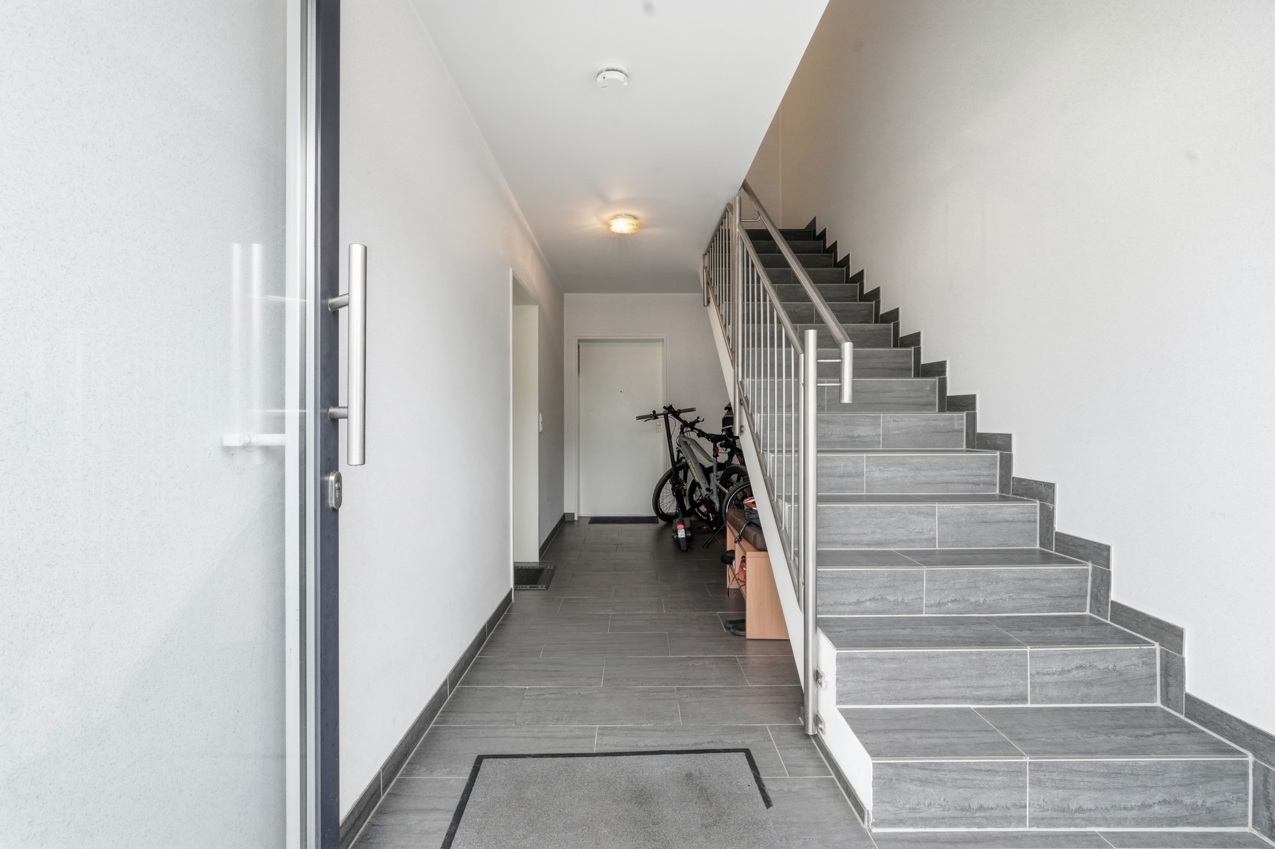Hausflur mit Treppe und Fahrrädern