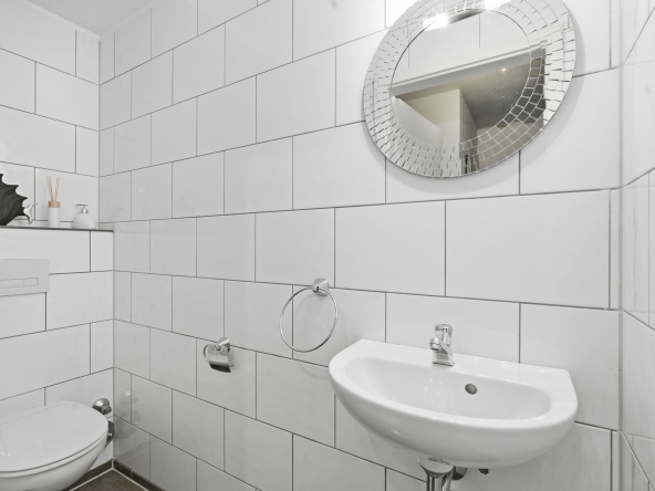 Gäste Wc mit Waschbecken und Spiegel
