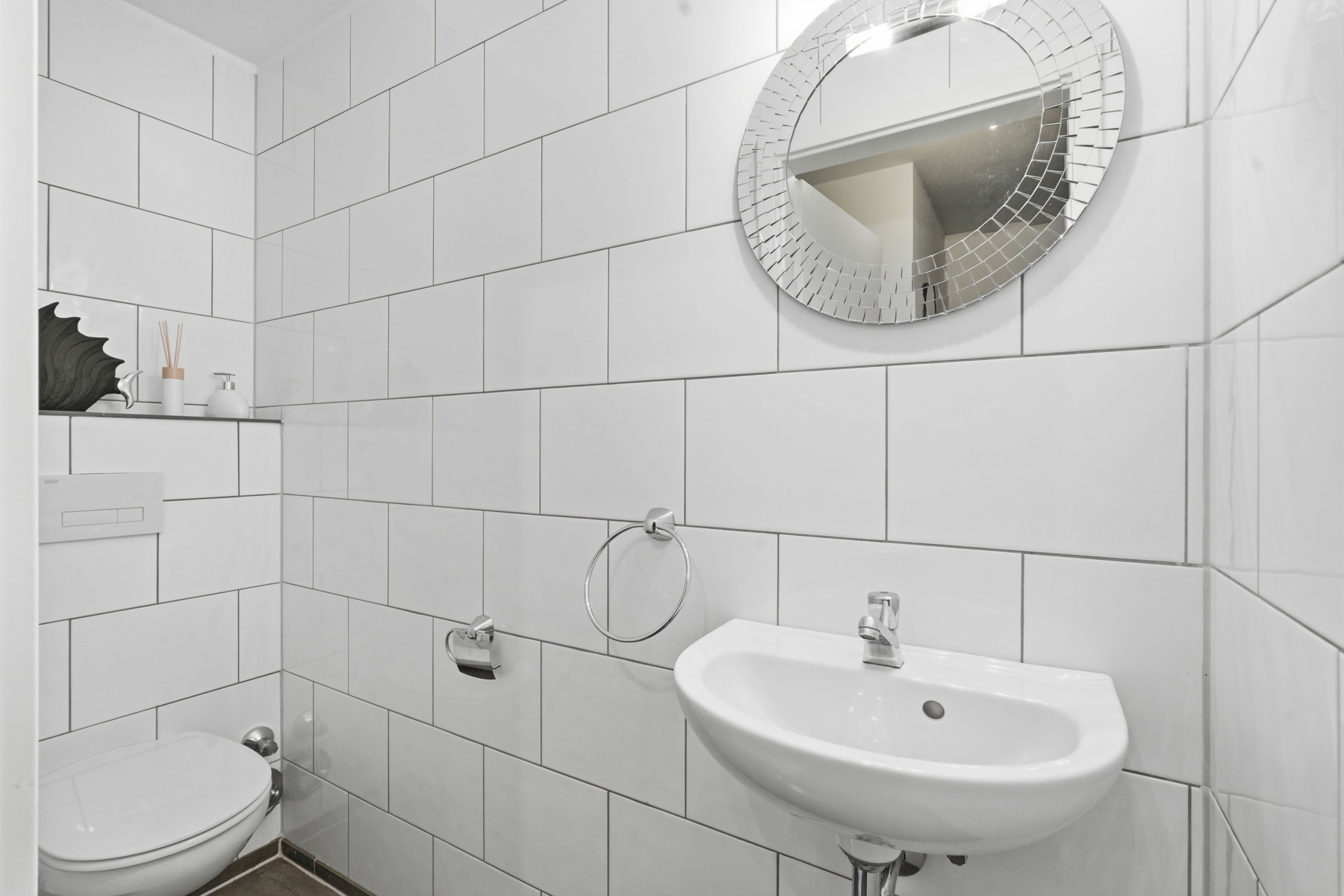 Gäste Wc mit Waschbecken und Spiegel