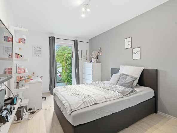 Kinderzimmer mit Bett und Schränken
