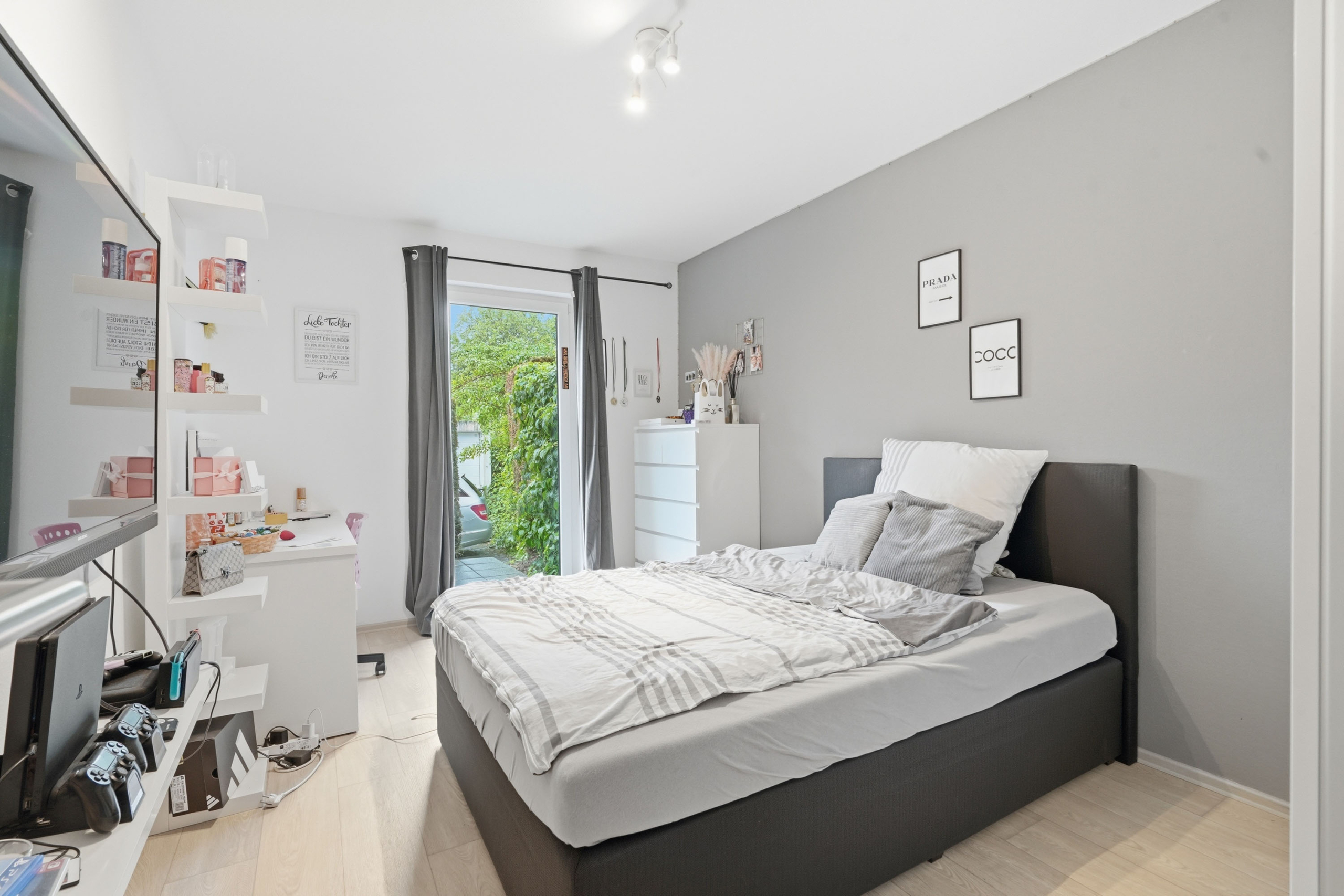 Kinderzimmer mit Bett und Schränken