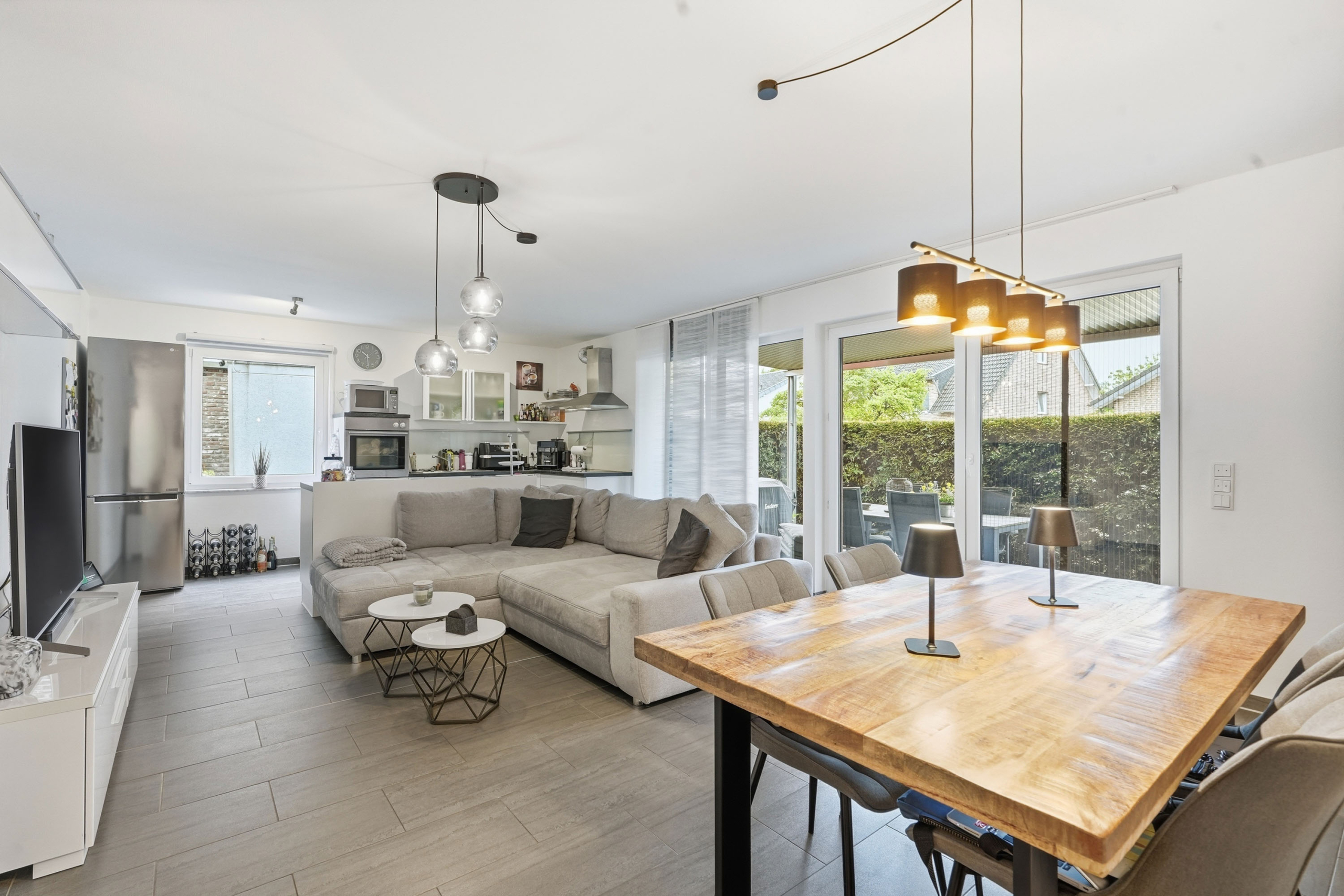 Wohnzimmer mit Esstisch, Sofa und Lampen