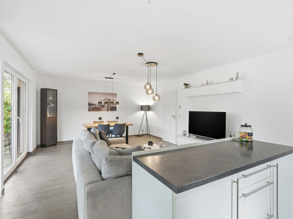 Kücheninsel mit blick zum Sofa und dem Fernseher