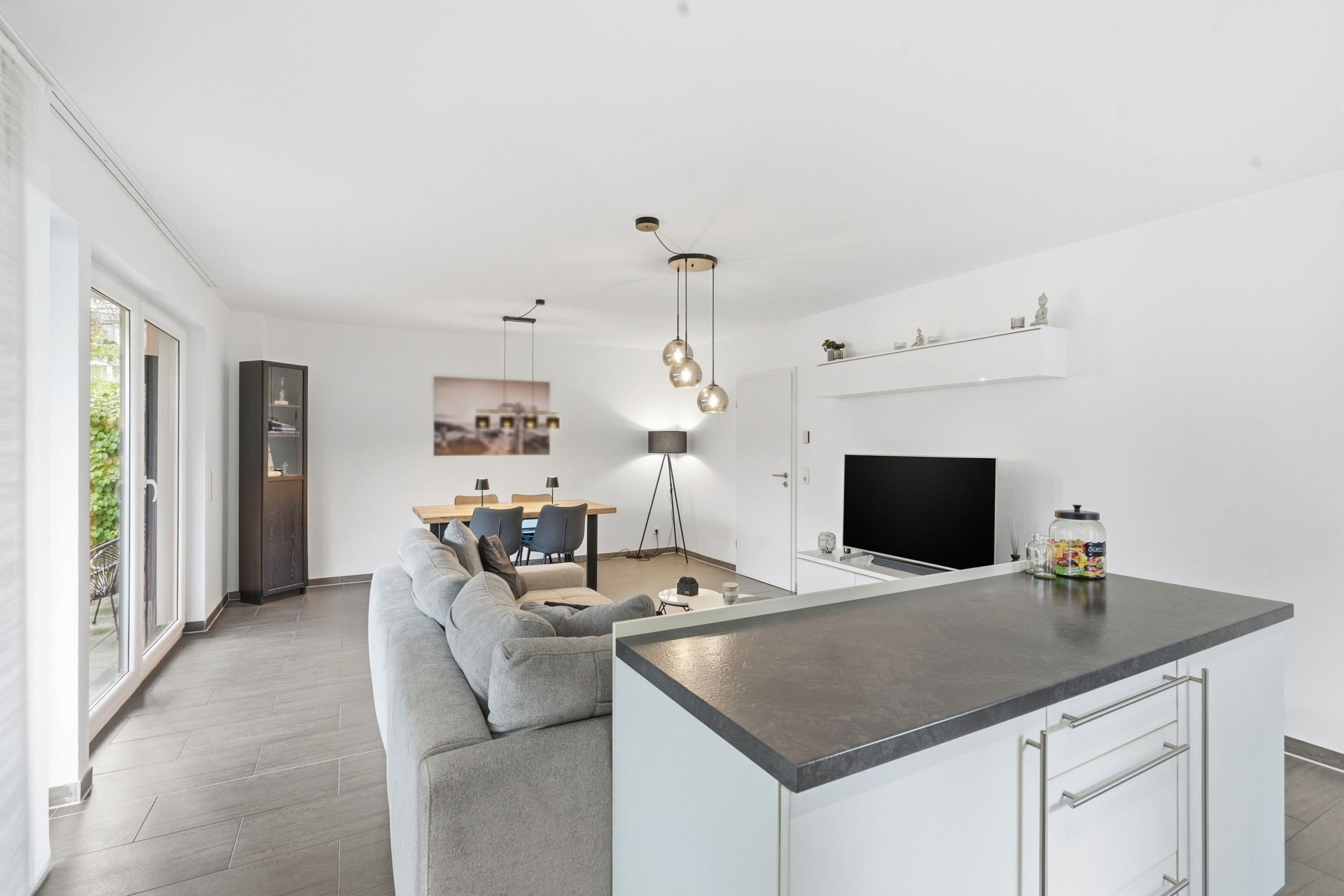 Kücheninsel mit blick zum Sofa und dem Fernseher