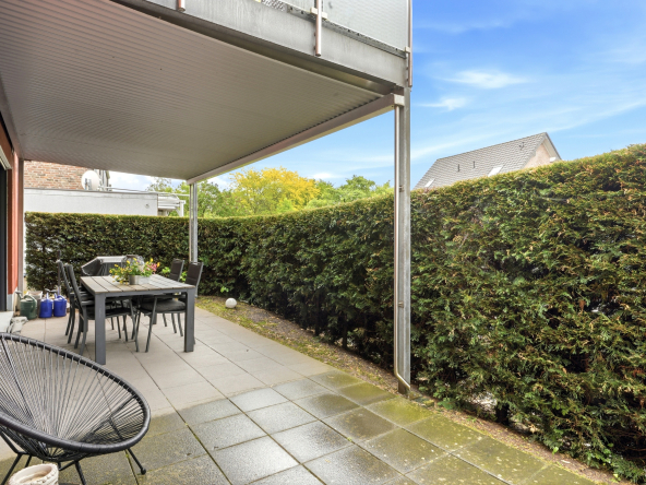 Terrasse mit Überdachung und Esstisch