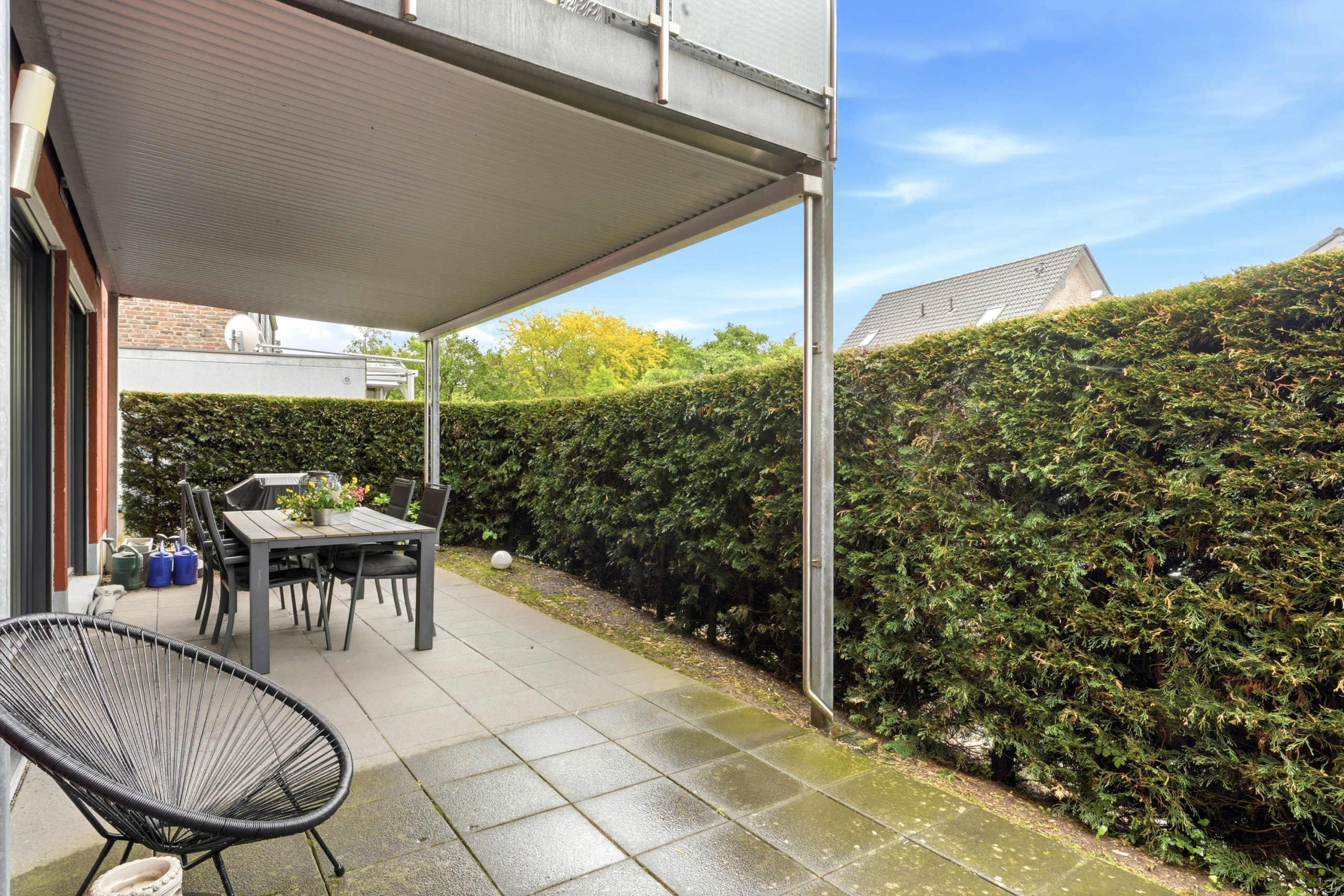 Terrasse mit Überdachung und Esstisch