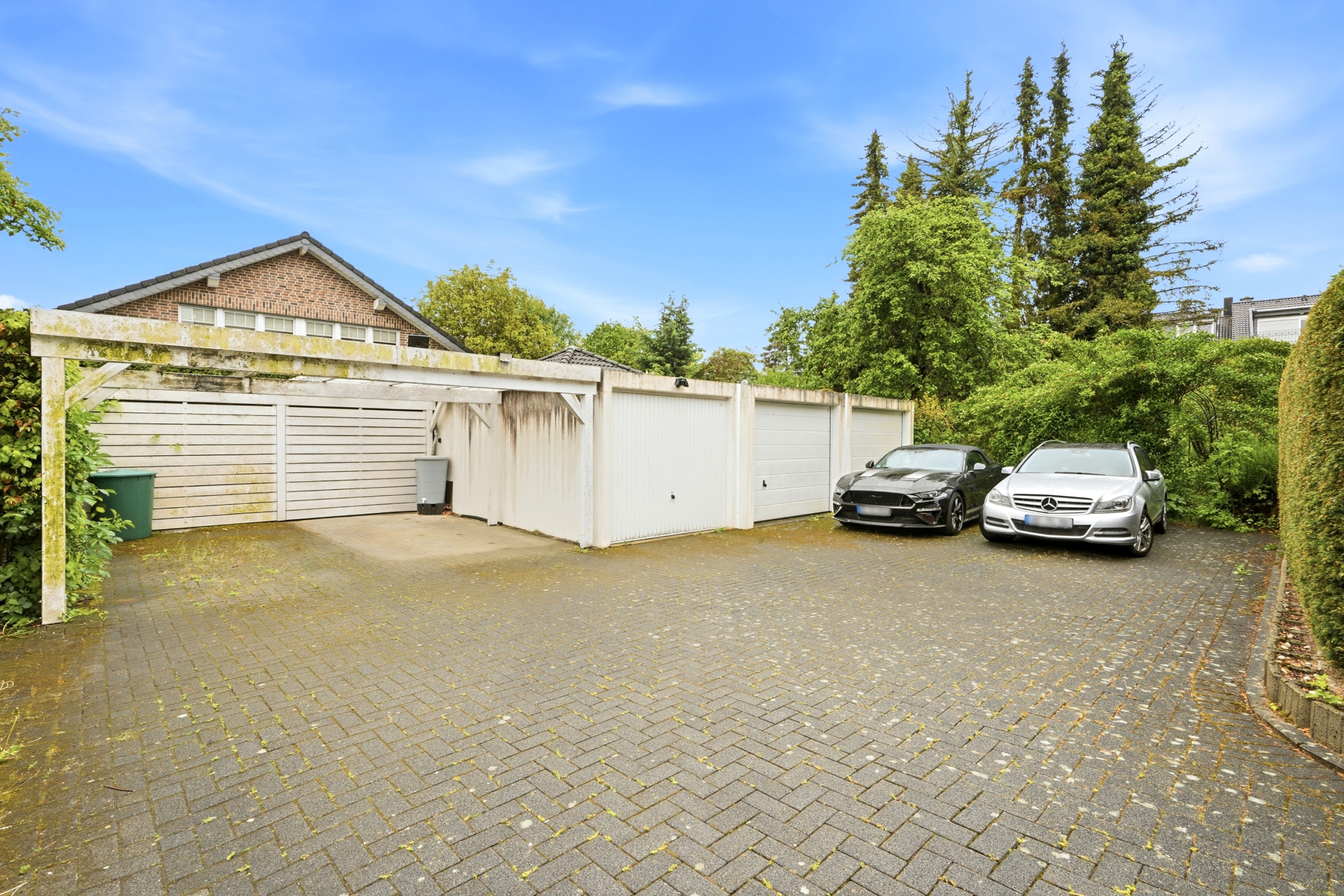 Parkplatz mit Autos, Garagen und Stellplätzen