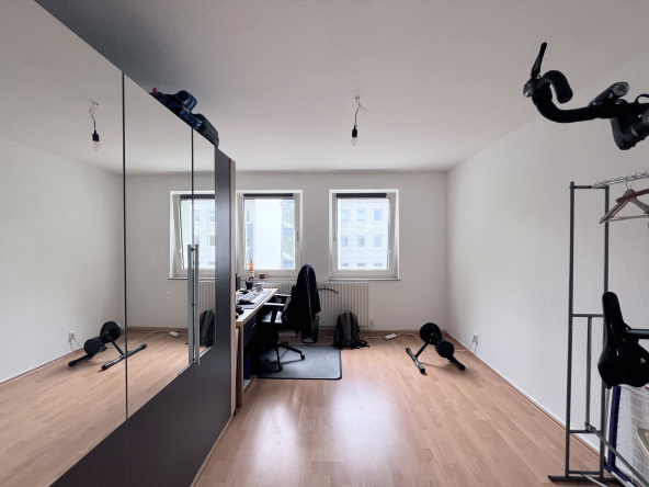 Büroraum mit grossem Spiegel und Bürotisch