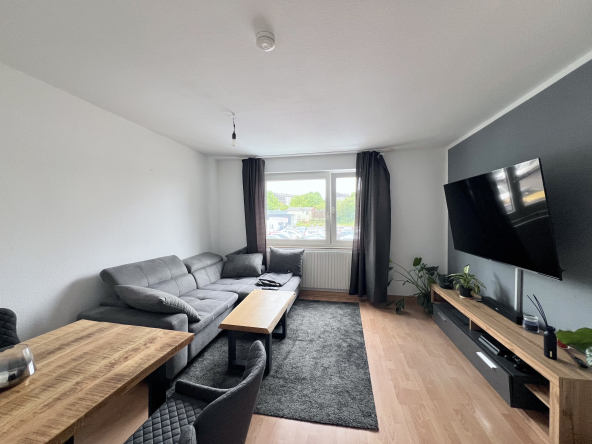 Wohnzimmer mit Sofa und Fernseher mit Möbeln