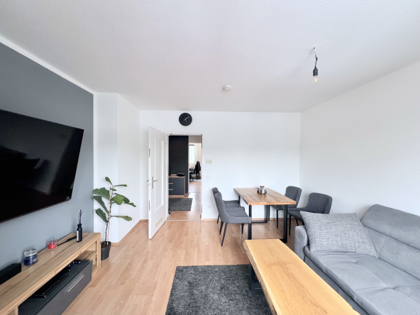 Wohnung mieten Aachen Wohnzimmr mit Sofa, Esstisch und Fernseher
