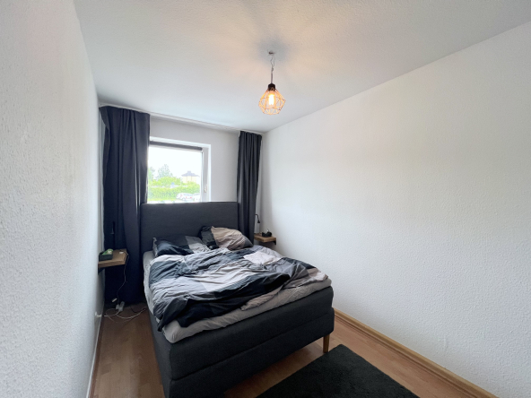 Schlafzimmer mit Bett und Gardinen