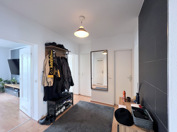 Flur mit Garderobe Spiegel, Teppich und Lampe