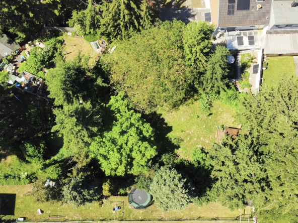 Drohnenaufnahme vom Garten mit Trampolin