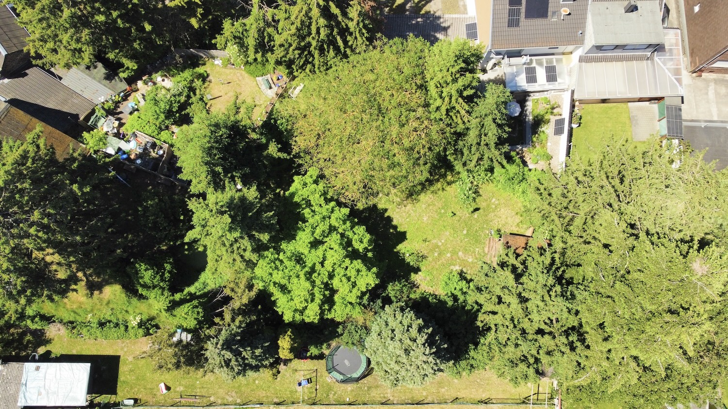 Drohnenaufnahme vom Garten mit Trampolin