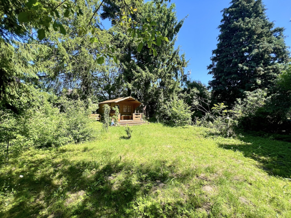 Gartenansicht mit Gartenhäuschen
