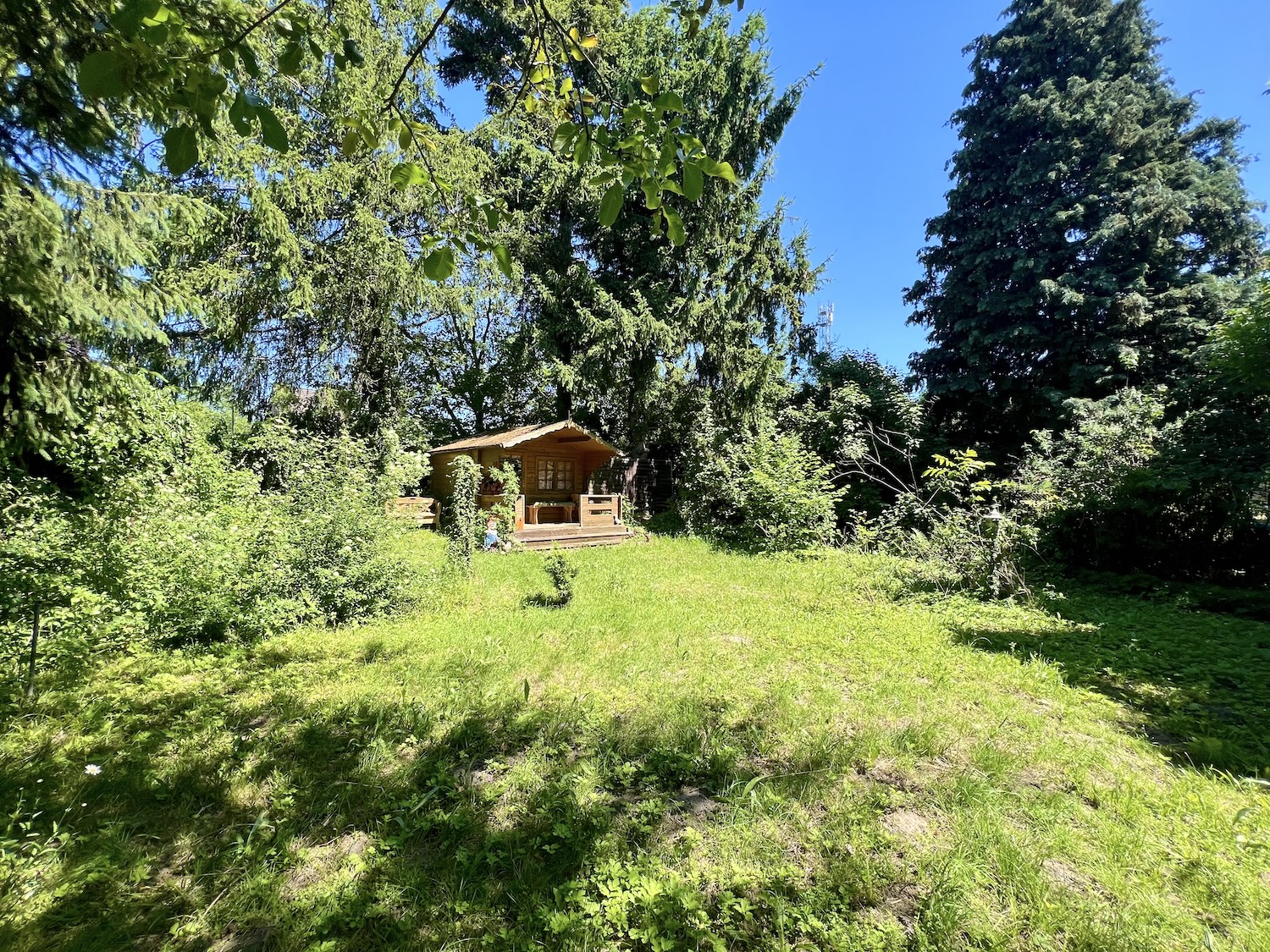 Gartenansicht mit Gartenhäuschen