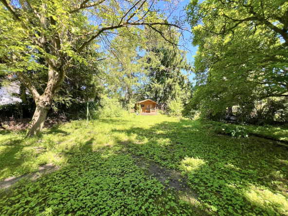Gartenansicht zentral mit Blick auf Gartenhaus