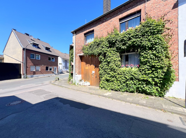 Bauernhaus-in-Eschweiler mit Blick auf Toreinfahrt