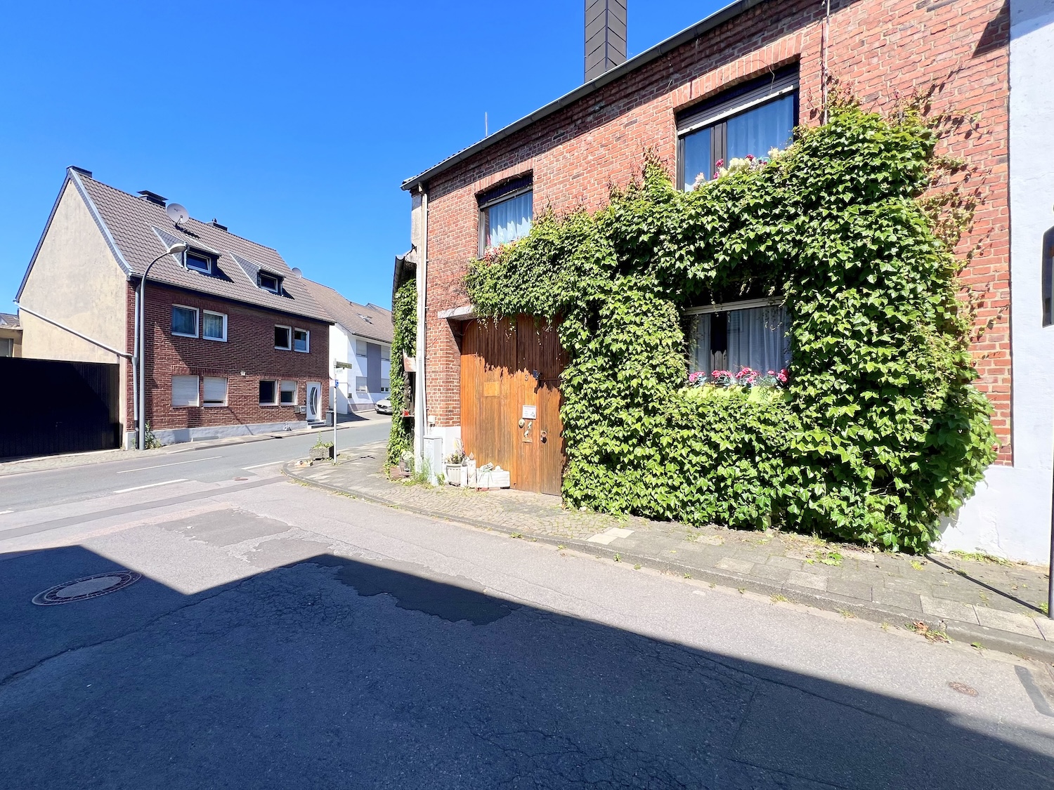 Bauernhaus-in-Eschweiler mit Blick auf Toreinfahrt