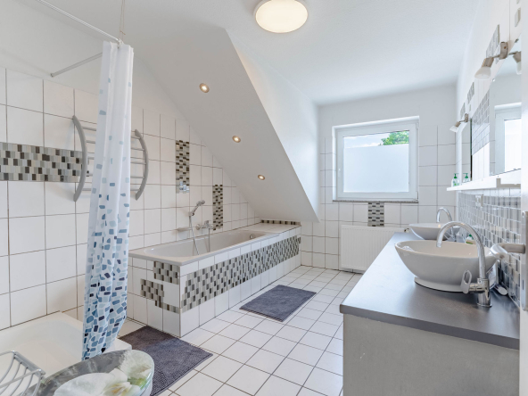 helles modernes grosses Bad in Dachgeschosswohnung Stolberg
