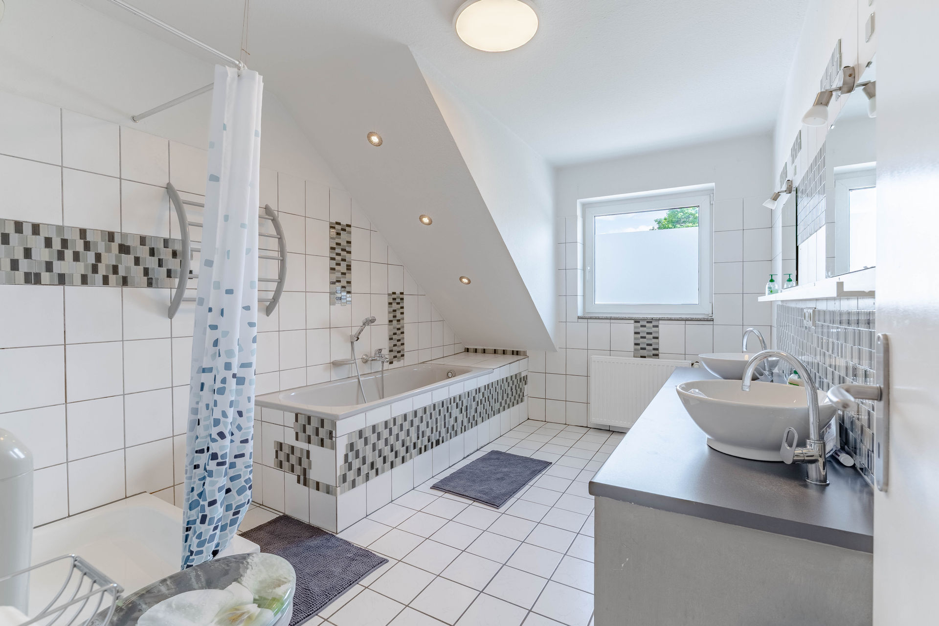 helles modernes grosses Bad in Dachgeschosswohnung Stolberg