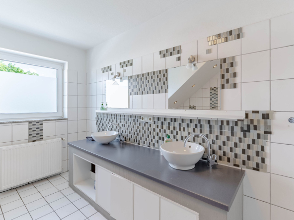 Badezimmer mit 2 Waschbecken Stolberg DG Wohnung