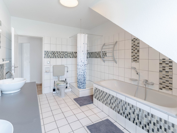 Gesamtansicht Badezimmer Wohnung Stolberg