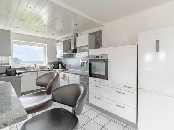 schöne helle moderne Küche in Eigentumswohnung Stolberg