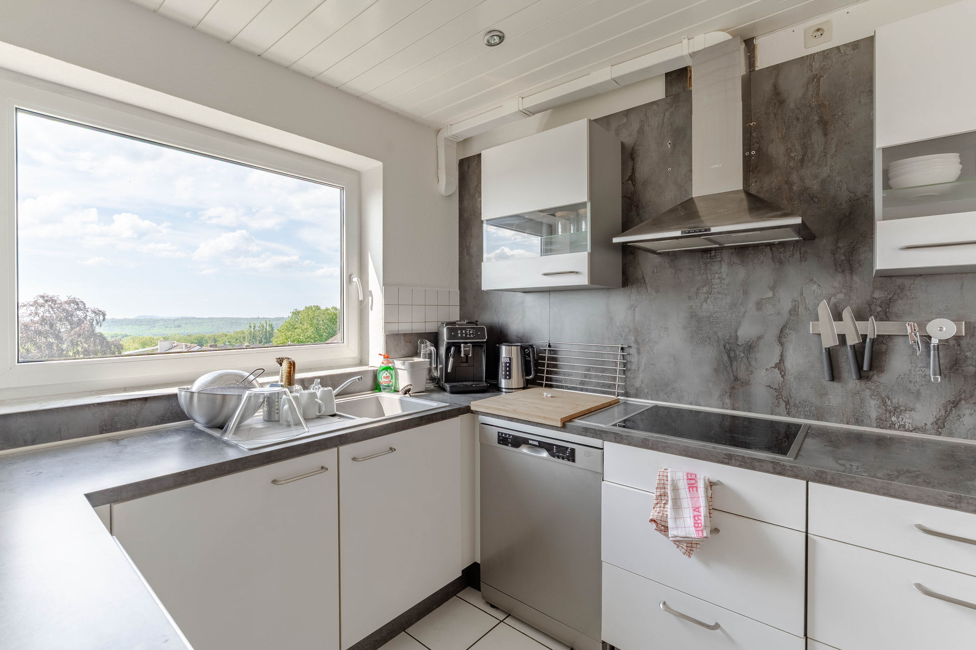 moderne Küche in Stolberg Eigentumswohnung mit Tageslicht
