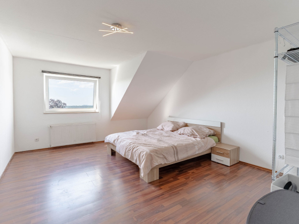 Schlafzimmer mit viel Tageslicht in Dachgeschosswohnung Stolberg