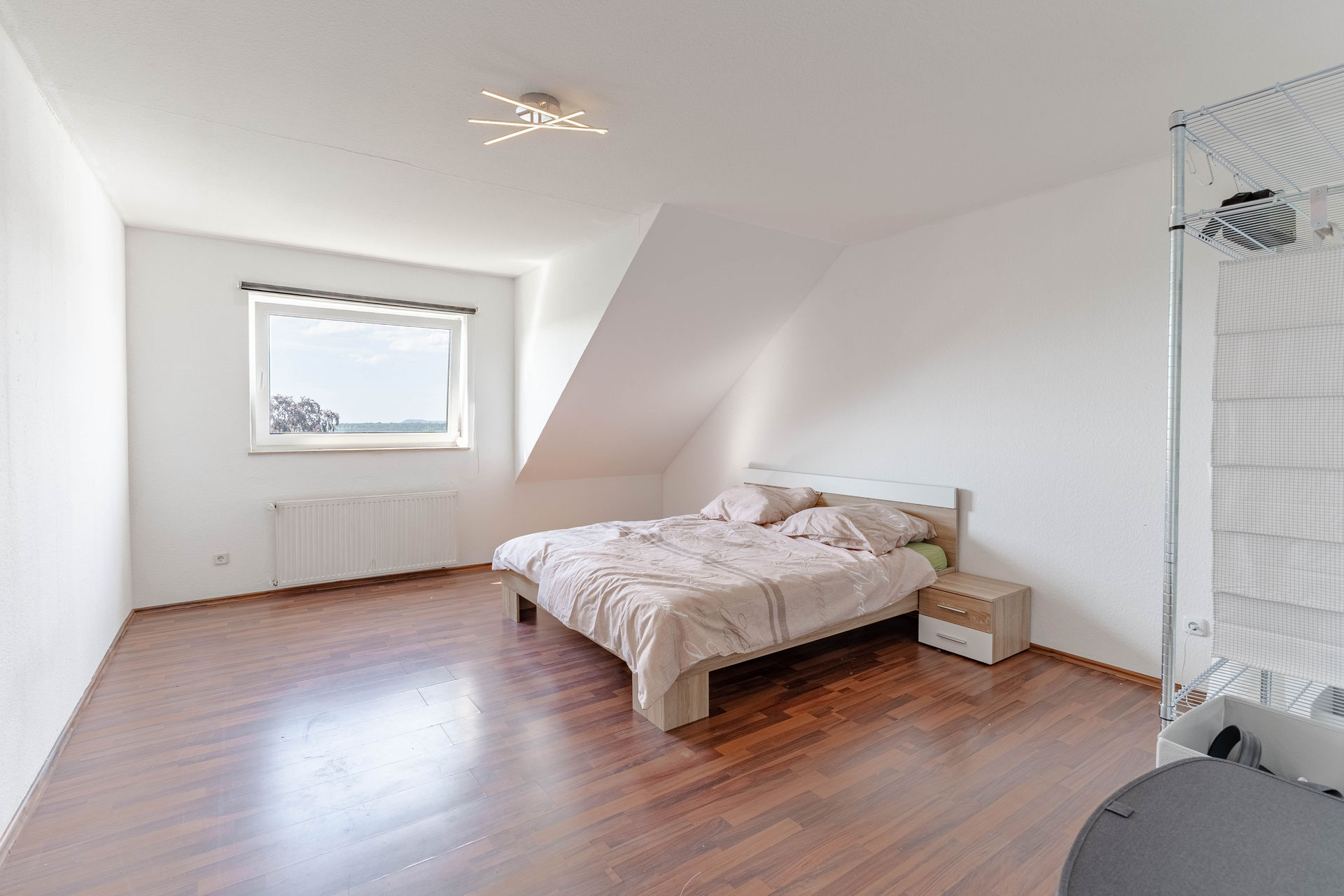Schlafzimmer mit viel Tageslicht in Dachgeschosswohnung Stolberg