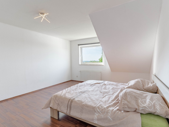 modernes helles Schlafzimmer in Dachgeschosswohnung in Stolberg