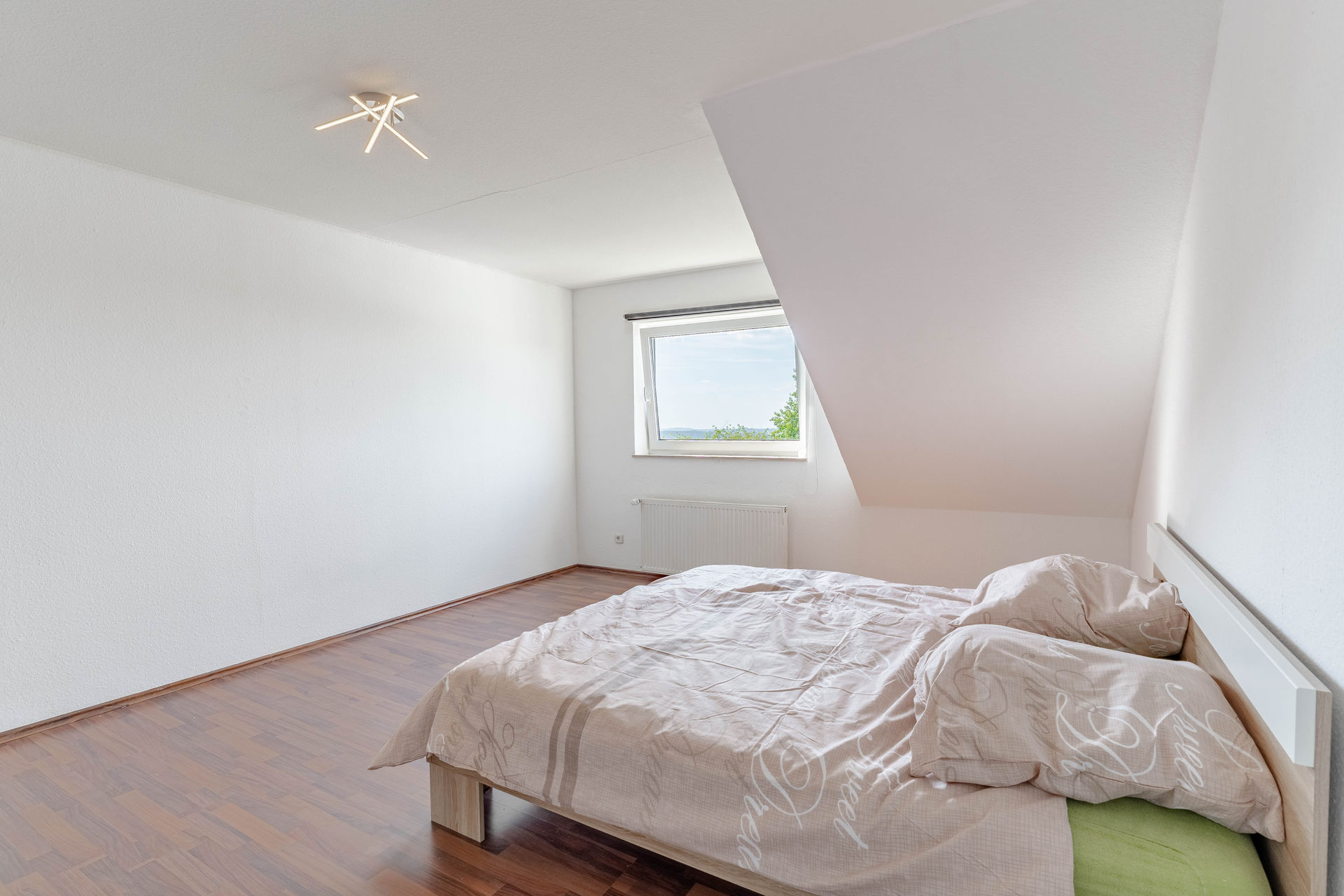 modernes helles Schlafzimmer in Dachgeschosswohnung in Stolberg