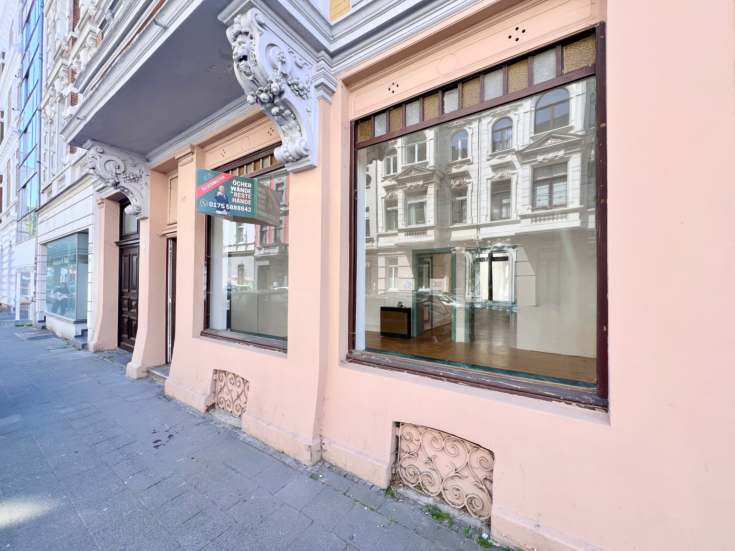 Ladenlokal-im-Frankenberger Aussenansicht Schaufenster mit Schild