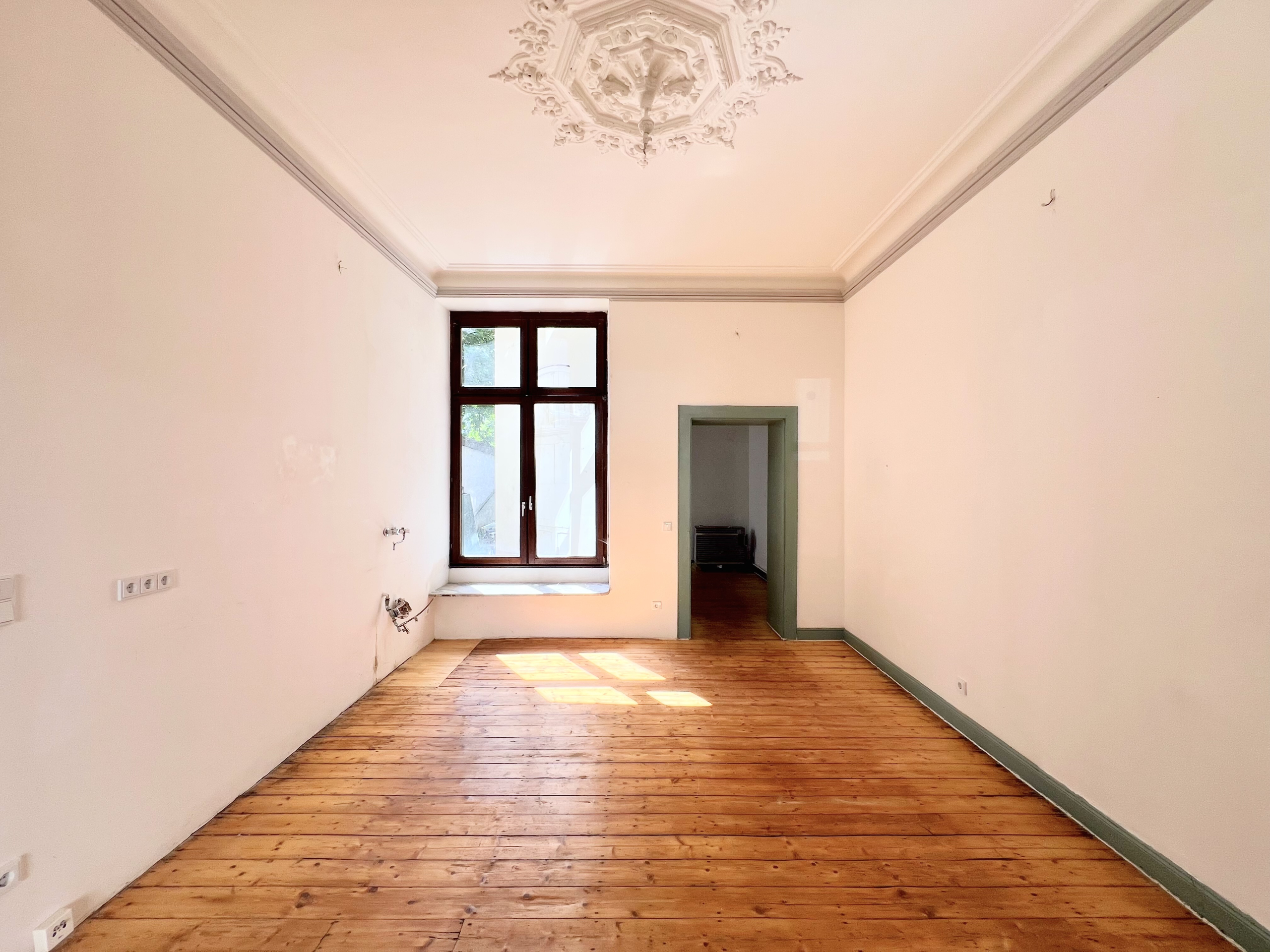 Küche und Arbeitszimmer mit Stuckdecke