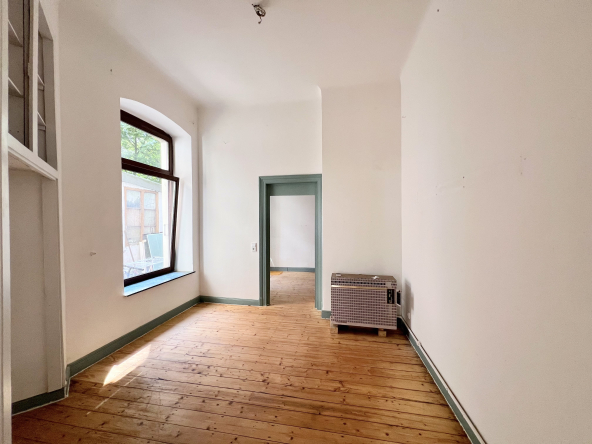 Durchgangszimmer mit Ofen