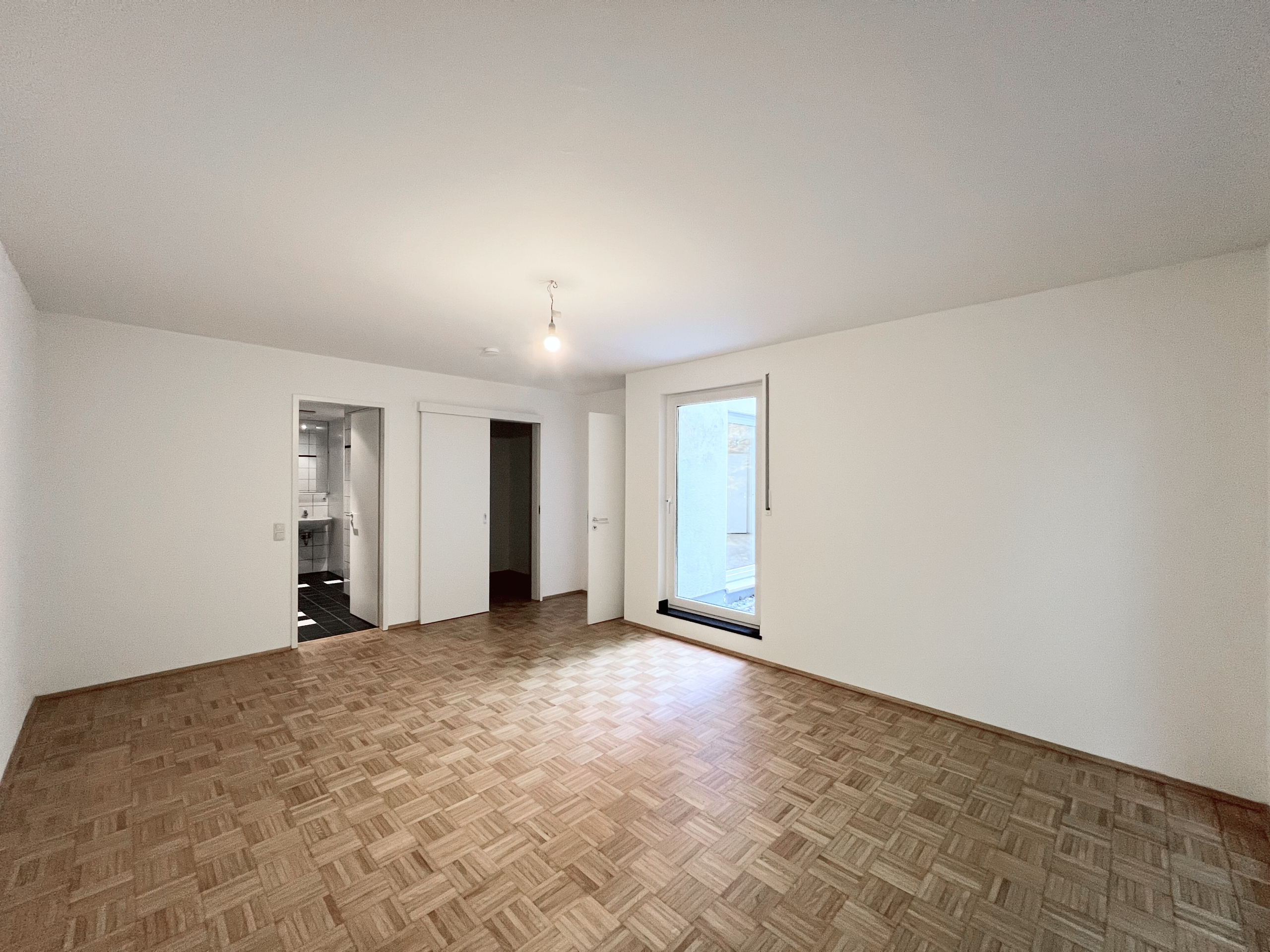 Wohnung in Kornelimünster Schlafzimmer mit Blick auf Ankleide und Badezimmer