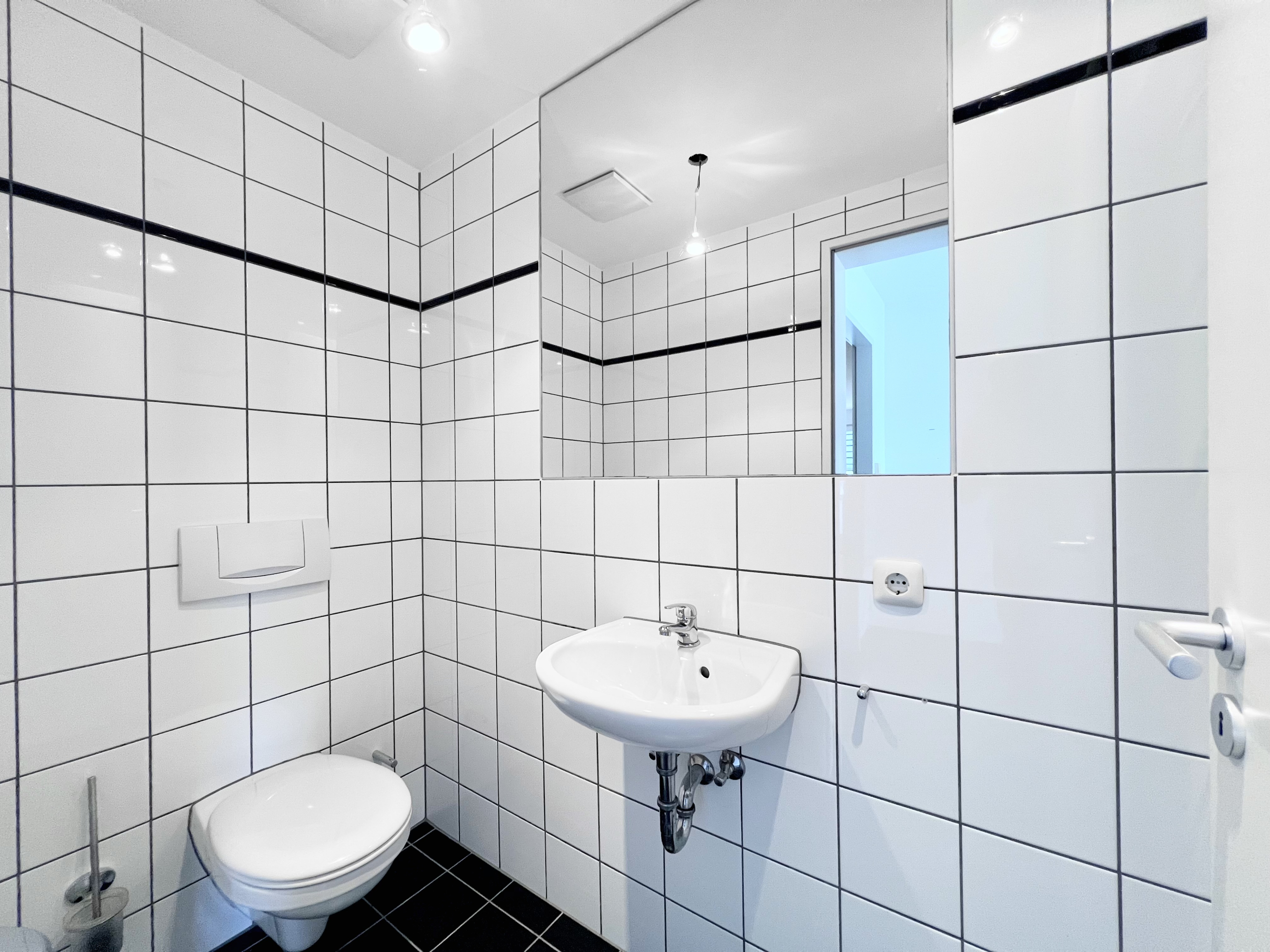 Wohnung in Kornelimünster Gäste Wc mit Spiegel und Waschbecken
