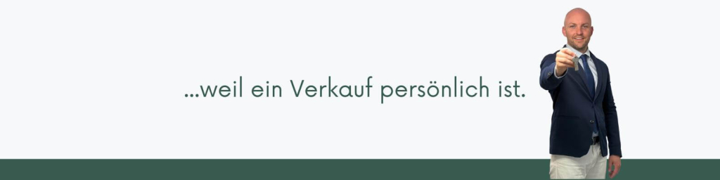 Michael De Bie von De Bie Immobilien mit einem Schlüssel
