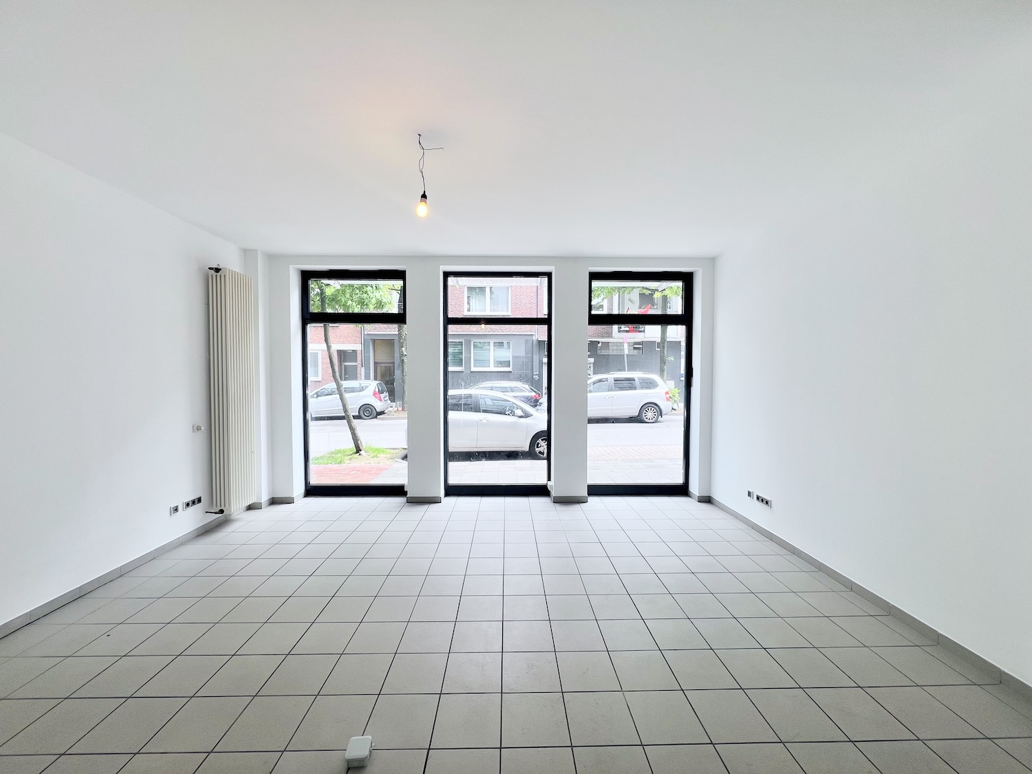 Büroraum 1 mit Fensterfront