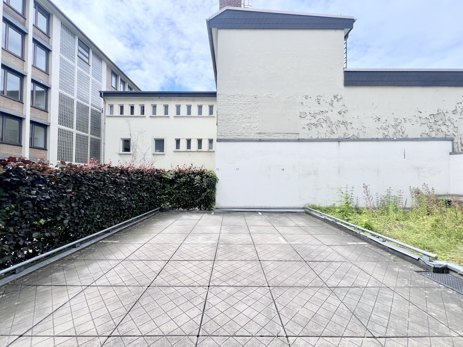 Innenhof mit 2 Stellplätzen
