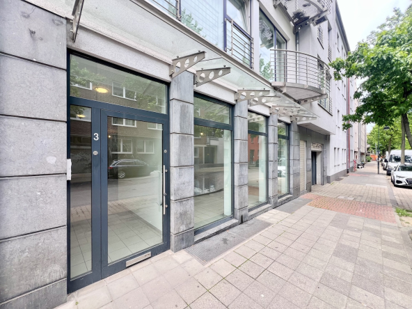Aussenasicht mit Fensterfront