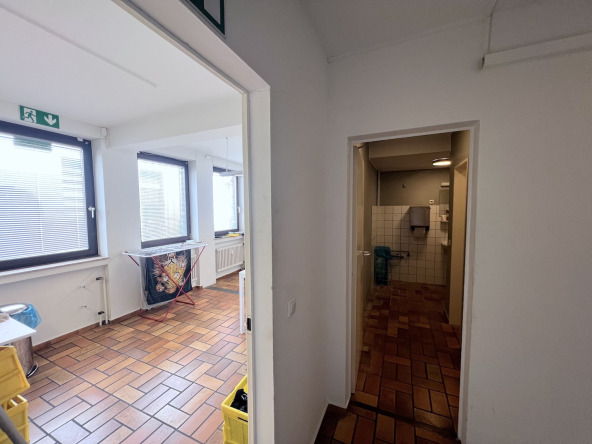 Gewerbeeinheit-in-Aachen Flur im 1 OG mit Toiletten und Aufenthaltsraum