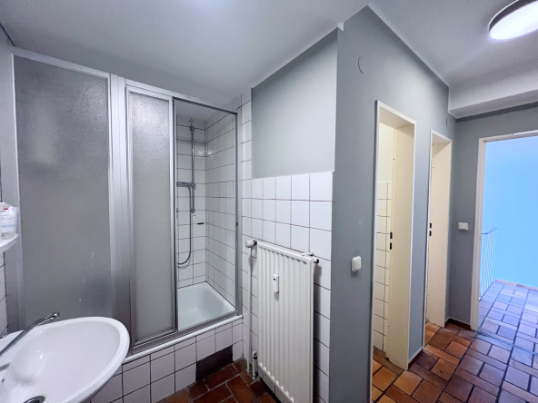 Gewerbeeinheit-in-Aachen Gebäude D Badezimmer mit Dusche und Waschbecken