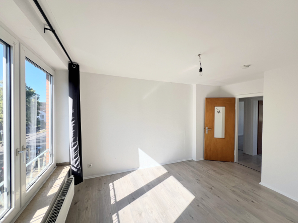 Zimmer vorne zur Strassenseite mit Grosser Doppelfenster