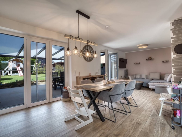 Wohnzimmer mit Esstisch und Stühlen