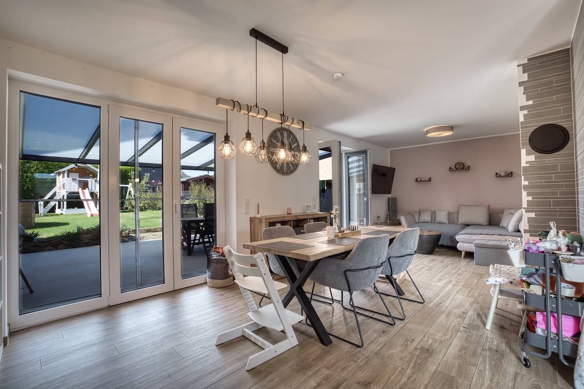 Wohnzimmer mit Esstisch und Stühlen